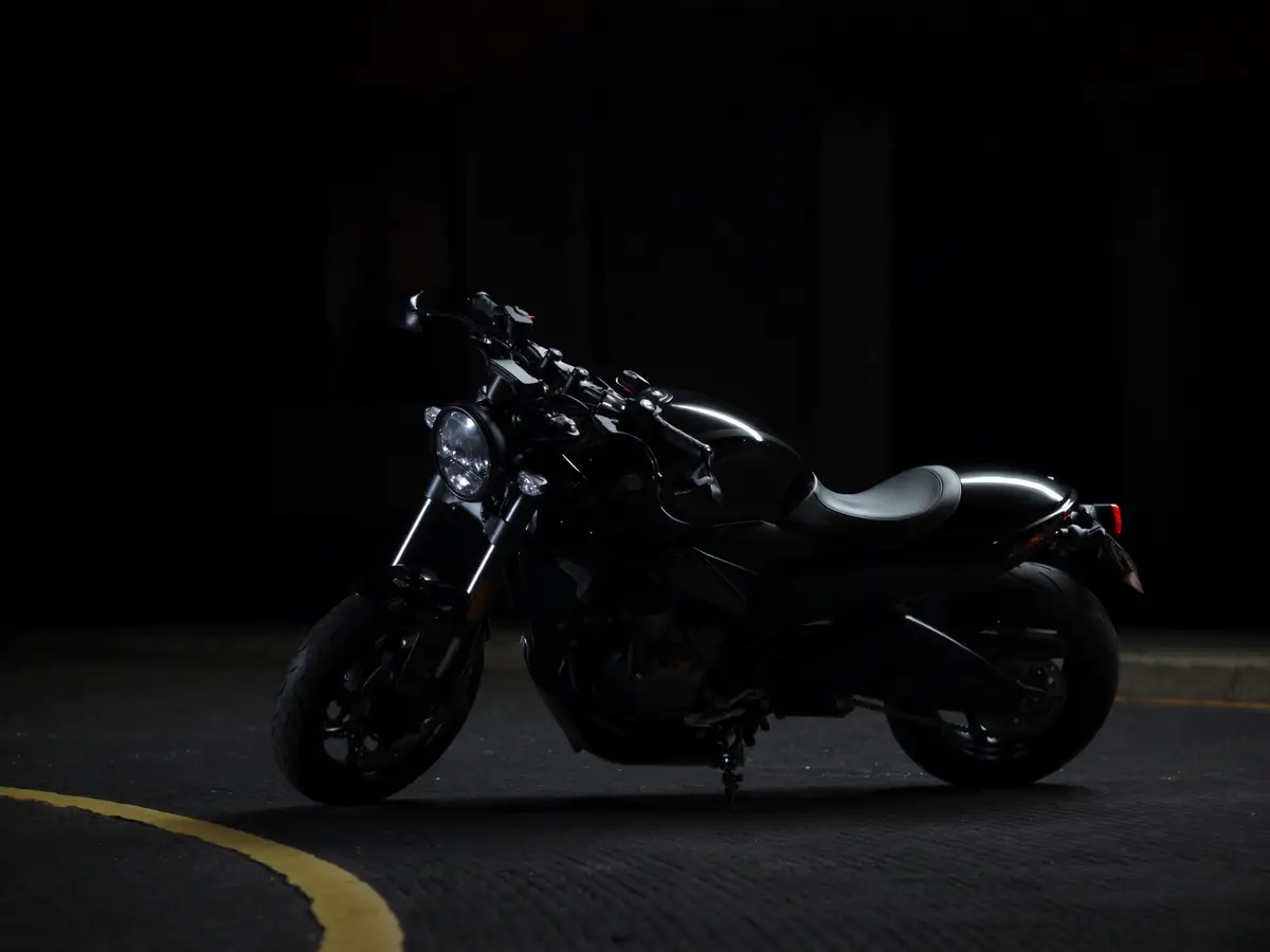 Moto estacionada numa estrada à noite